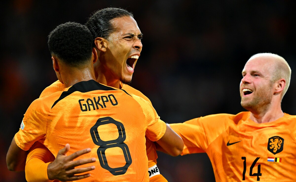 Netherlands strike late to beat Senegal