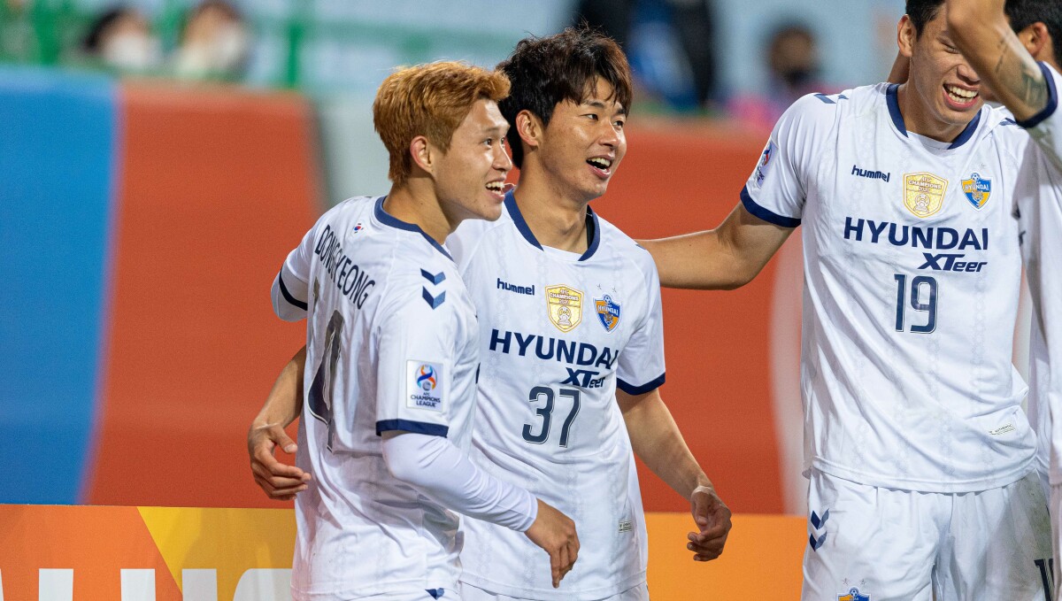 Pohang Steelers edge Ulsan Hyundai on penalties to book final berth