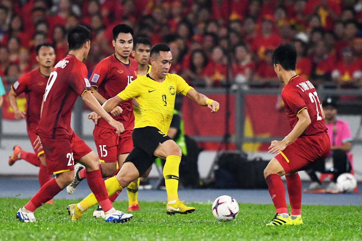 Malaysia's Norshahrul Idlan Talaha dribbles against Vietnam - AFF Cup 2018