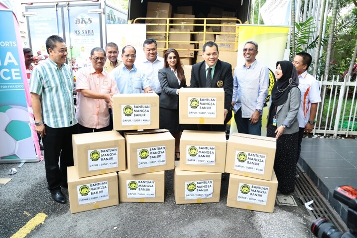 AFC donates cooking sets to Malaysian flood victims