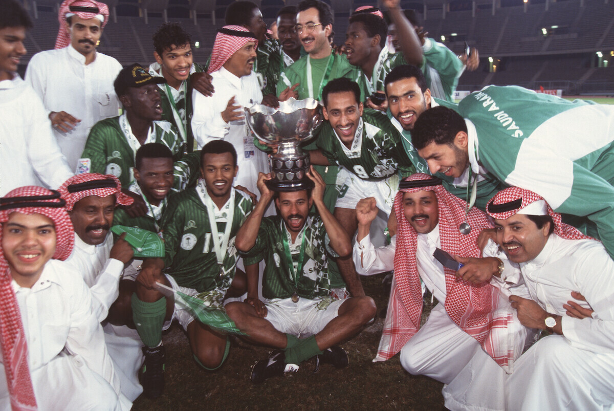 صورة تعود لعام 1996 عندما توجت السعودية في كأس أمم آسيا.